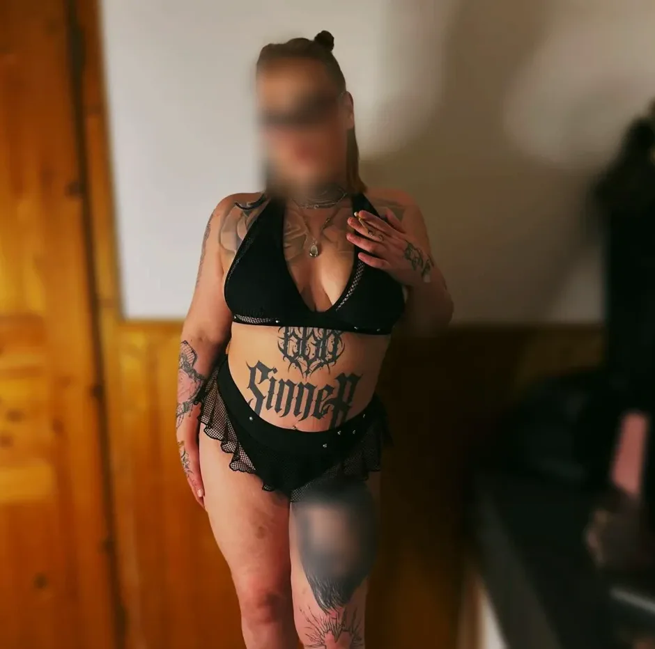 Ellie, 26